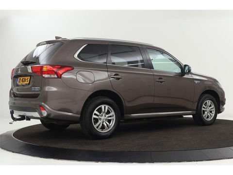 Mitsubishi Outlander 2.0 PHEV Pure | Trekhaak | Carplay | Camera | Half leder | Keyless | Climate control | Cruise control