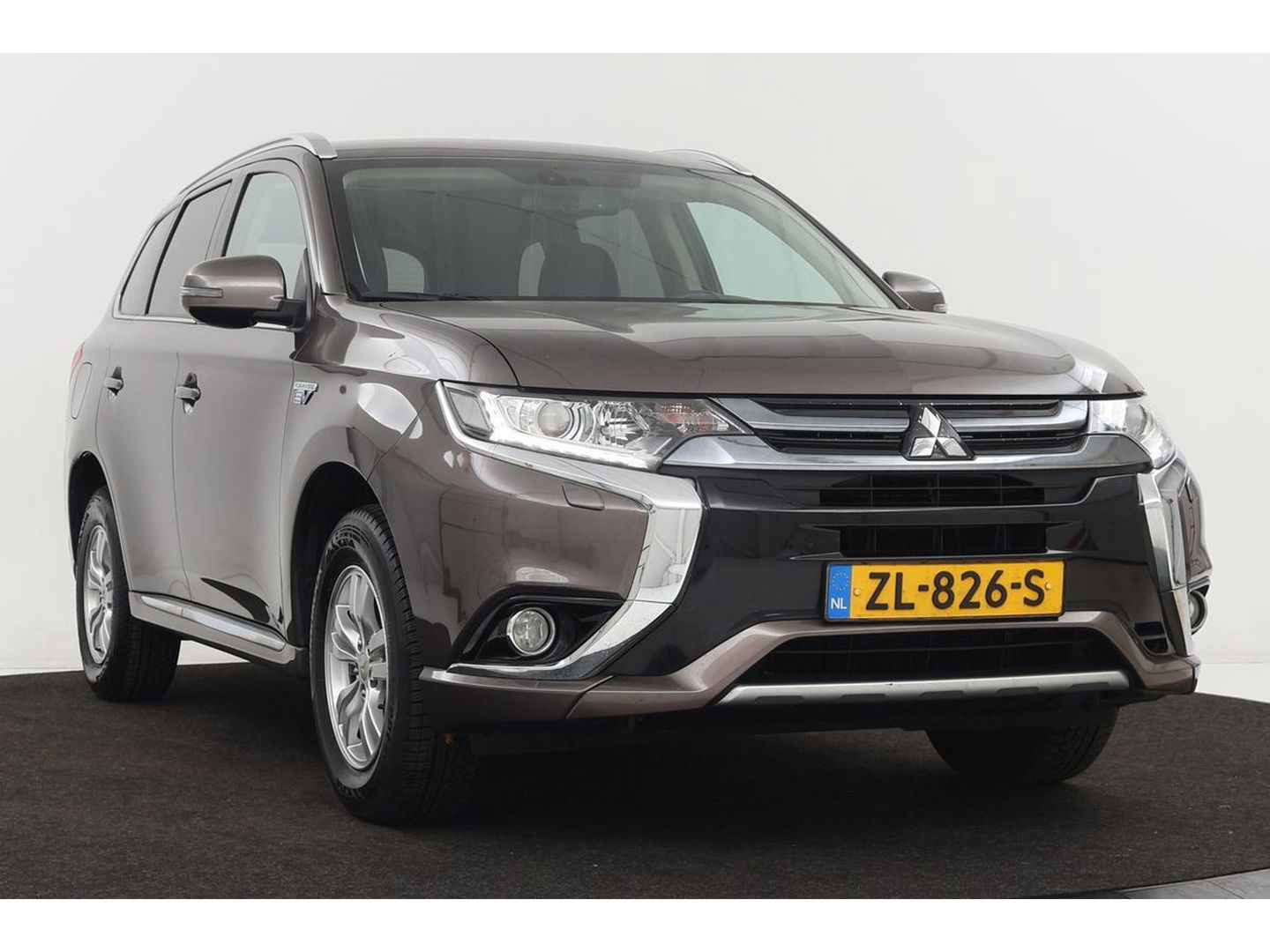 Mitsubishi Outlander 2.0 PHEV Pure | Trekhaak | Carplay | Camera | Half leder | Keyless | Climate control | Cruise control