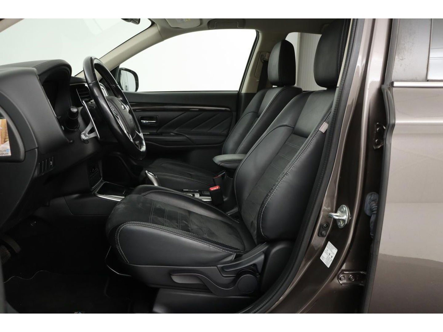 Mitsubishi Outlander 2.0 PHEV Pure | Trekhaak | Carplay | Camera | Half leder | Keyless | Climate control | Cruise control