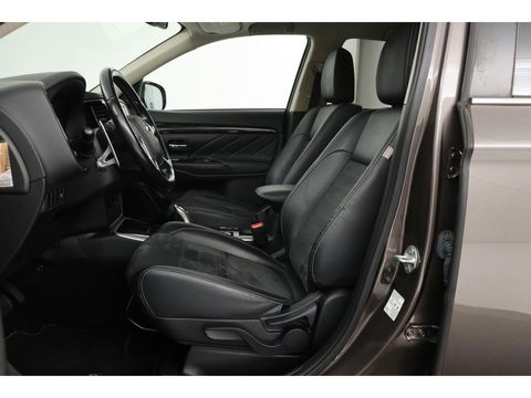 Mitsubishi Outlander 2.0 PHEV Pure | Trekhaak | Carplay | Camera | Half leder | Keyless | Climate control | Cruise control