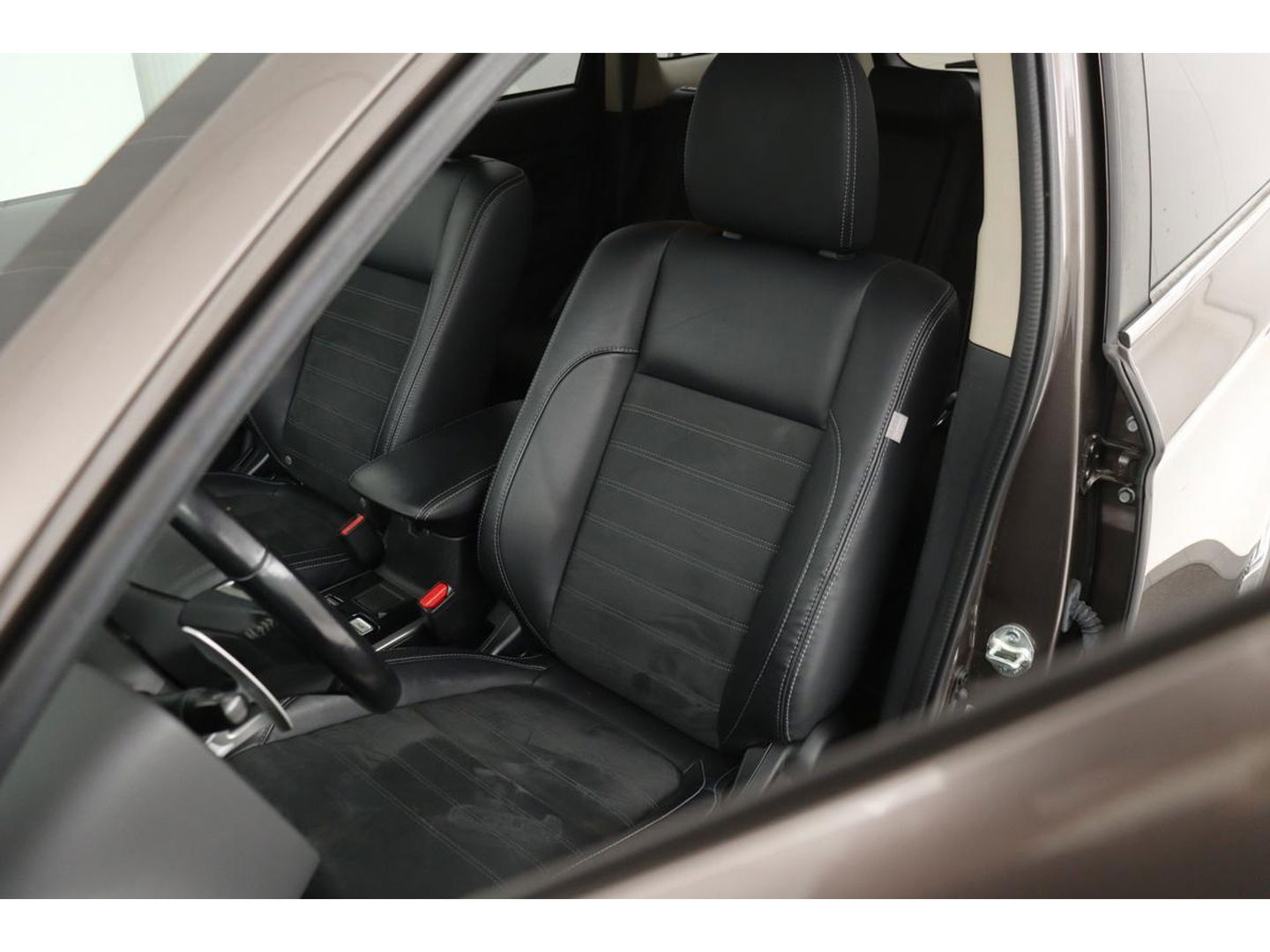 Mitsubishi Outlander 2.0 PHEV Pure | Trekhaak | Carplay | Camera | Half leder | Keyless | Climate control | Cruise control
