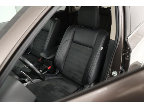 Mitsubishi Outlander 2.0 PHEV Pure | Trekhaak | Carplay | Camera | Half leder | Keyless | Climate control | Cruise control