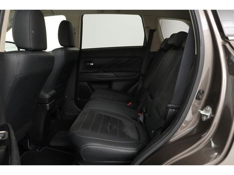 Mitsubishi Outlander 2.0 PHEV Pure | Trekhaak | Carplay | Camera | Half leder | Keyless | Climate control | Cruise control