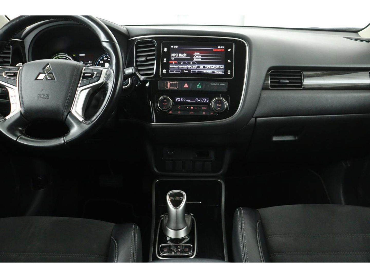 Mitsubishi Outlander 2.0 PHEV Pure | Trekhaak | Carplay | Camera | Half leder | Keyless | Climate control | Cruise control