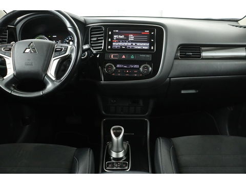 Mitsubishi Outlander 2.0 PHEV Pure | Trekhaak | Carplay | Camera | Half leder | Keyless | Climate control | Cruise control