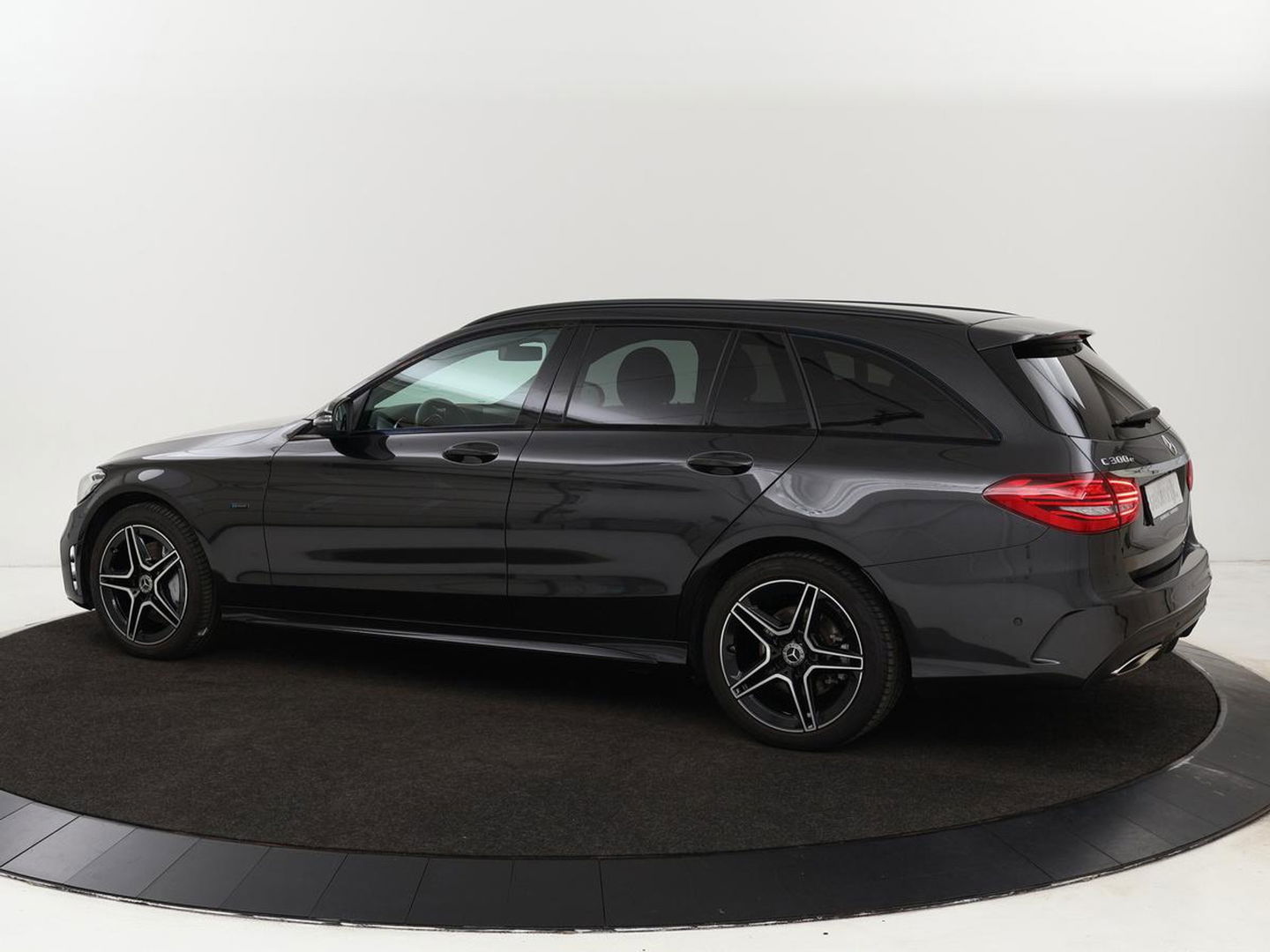 Mercedes-Benz C-Klasse 300e AMG Night | Adaptive cruise | Stoelverwarming | Carplay | Leder/Alcantara | Camera | Navigatie | Full LED