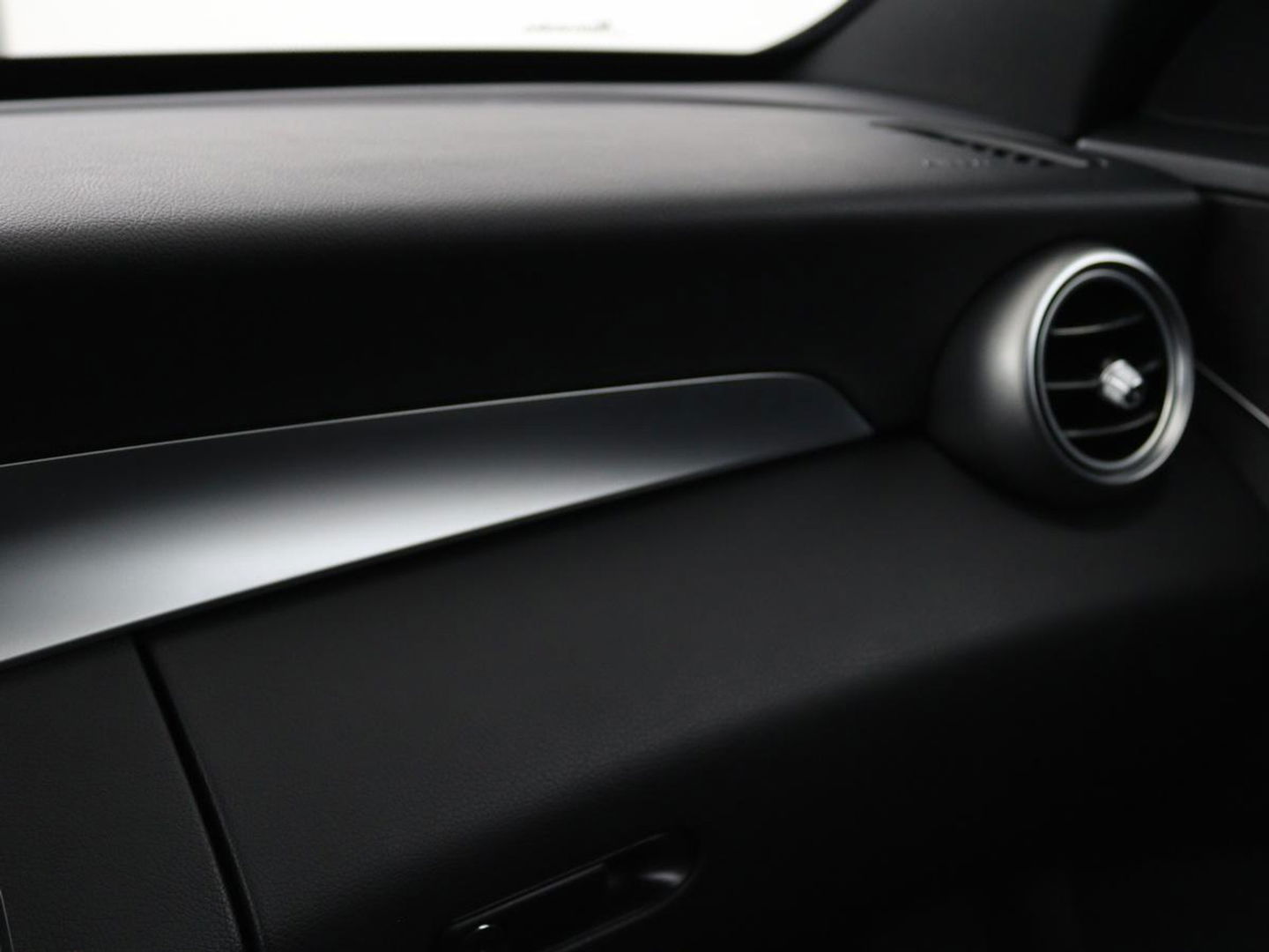 Mercedes-Benz C-Klasse 300e AMG Night | Adaptive cruise | Stoelverwarming | Carplay | Leder/Alcantara | Camera | Navigatie | Full LED