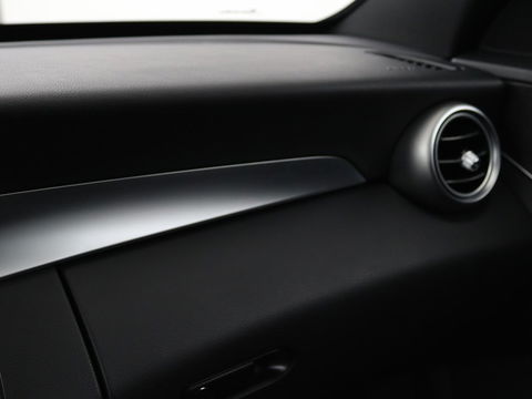Mercedes-Benz C-Klasse 300e AMG Night | Adaptive cruise | Stoelverwarming | Carplay | Leder/Alcantara | Camera | Navigatie | Full LED