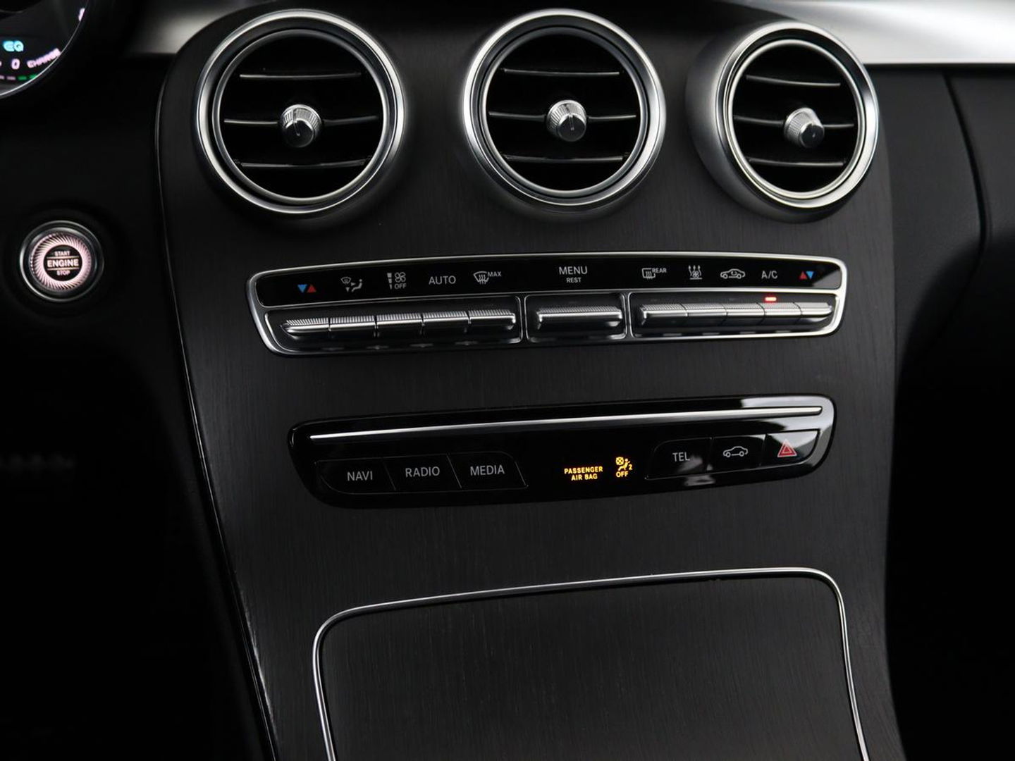 Mercedes-Benz C-Klasse 300e AMG Night | Adaptive cruise | Stoelverwarming | Carplay | Leder/Alcantara | Camera | Navigatie | Full LED