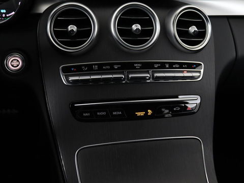 Mercedes-Benz C-Klasse 300e AMG Night | Adaptive cruise | Stoelverwarming | Carplay | Leder/Alcantara | Camera | Navigatie | Full LED