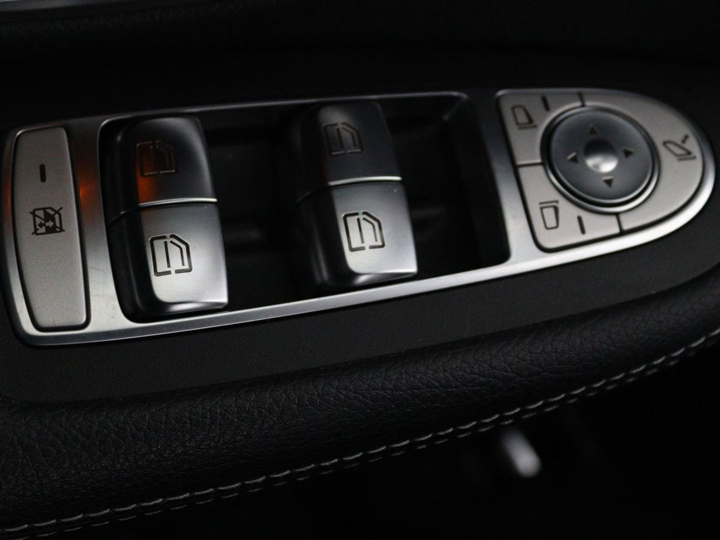 Mercedes-Benz C-Klasse 300e AMG Night | Adaptive cruise | Stoelverwarming | Carplay | Leder/Alcantara | Camera | Navigatie | Full LED