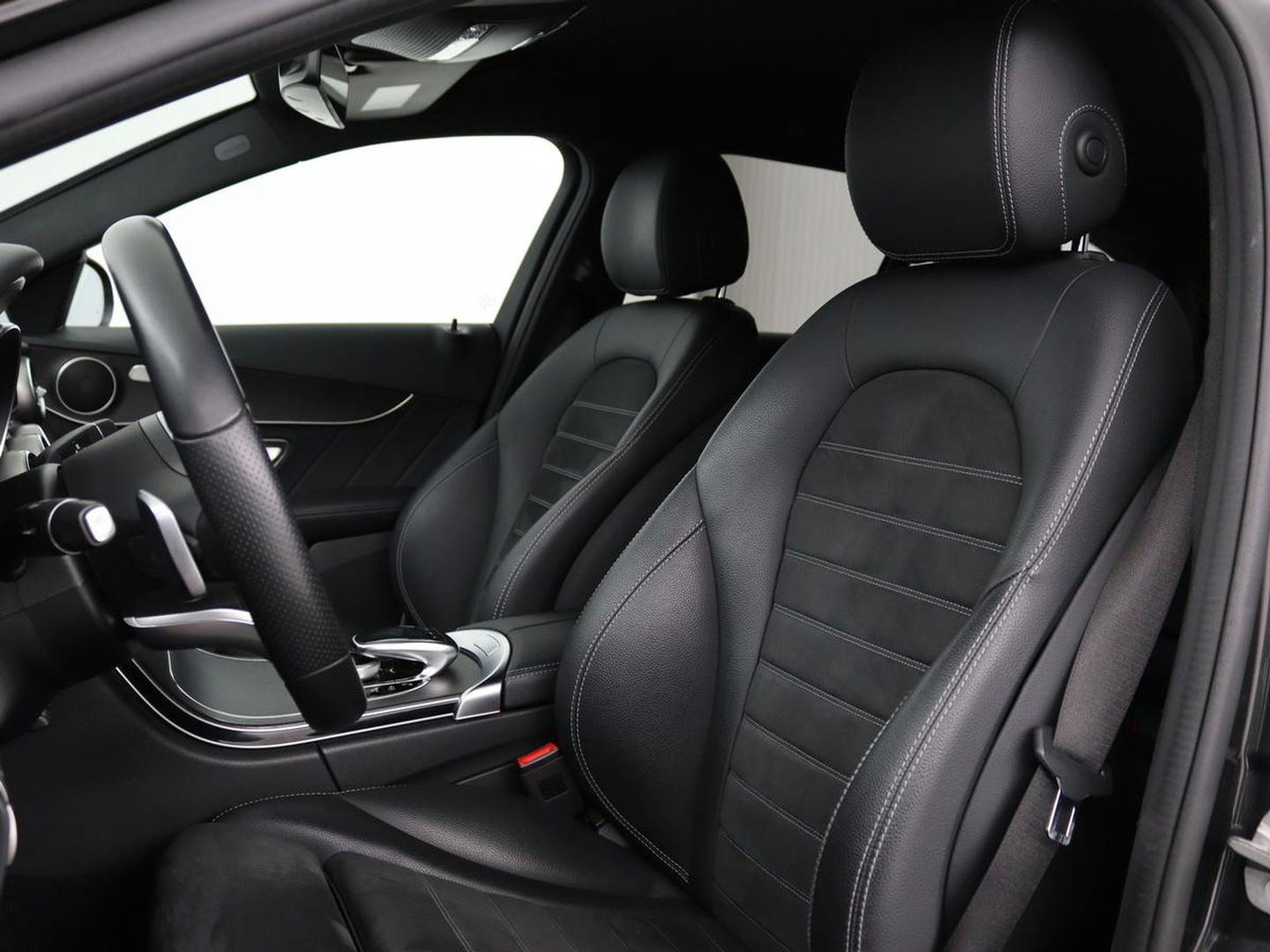 Mercedes-Benz C-Klasse 300e AMG Night | Adaptive cruise | Stoelverwarming | Carplay | Leder/Alcantara | Camera | Navigatie | Full LED