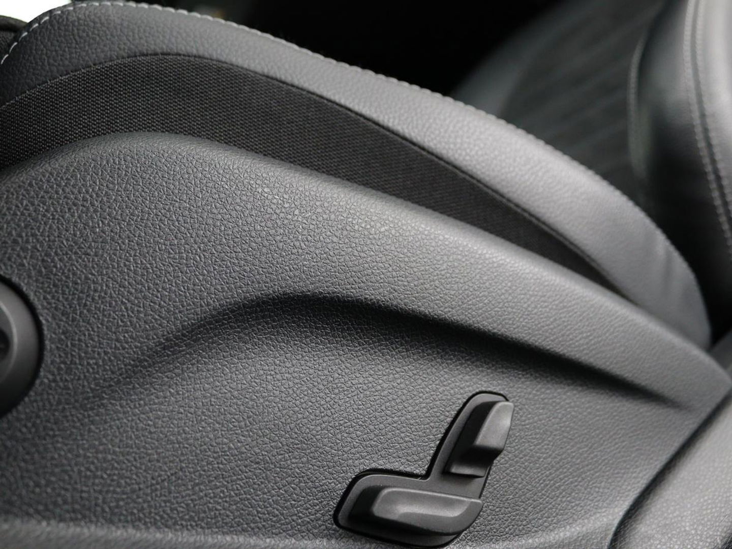 Mercedes-Benz C-Klasse 300e AMG Night | Adaptive cruise | Stoelverwarming | Carplay | Leder/Alcantara | Camera | Navigatie | Full LED