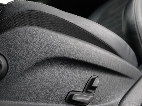 Mercedes-Benz C-Klasse 300e AMG Night | Adaptive cruise | Stoelverwarming | Carplay | Leder/Alcantara | Camera | Navigatie | Full LED