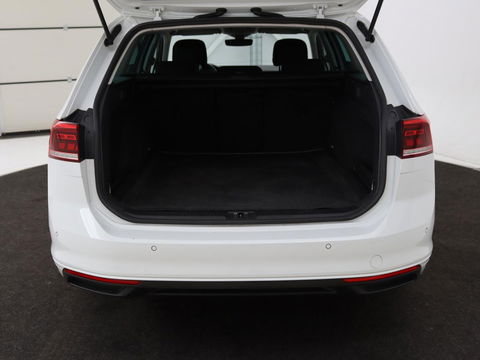 Volkswagen Passat 2.0 TDI Comfort Business | Stoelverwarming | Camera | Adaptive cruise | Carplay | Massage | Navigatie | Full LED | Parkeerhulp