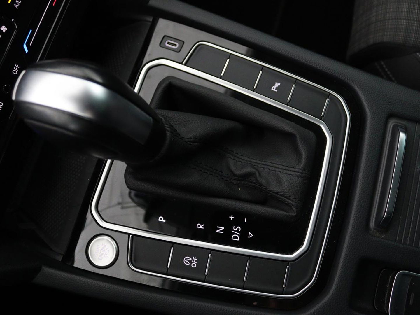 Volkswagen Passat 2.0 TDI Comfort Business | Stoelverwarming | Camera | Adaptive cruise | Carplay | Massage | Navigatie | Full LED | Parkeerhulp