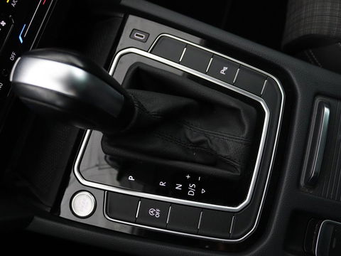 Volkswagen Passat 2.0 TDI Comfort Business | Stoelverwarming | Camera | Adaptive cruise | Carplay | Massage | Navigatie | Full LED | Parkeerhulp