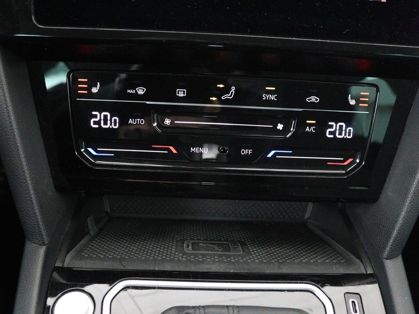 Volkswagen Passat 2.0 TDI Comfort Business | Stoelverwarming | Camera | Adaptive cruise | Carplay | Massage | Navigatie | Full LED | Parkeerhulp