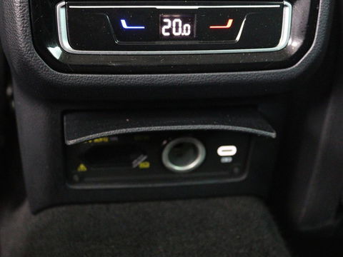 Volkswagen Passat 2.0 TDI Comfort Business | Stoelverwarming | Camera | Adaptive cruise | Carplay | Massage | Navigatie | Full LED | Parkeerhulp