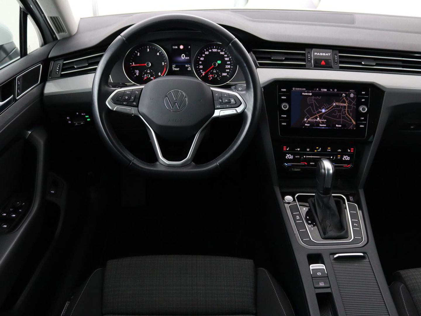 Volkswagen Passat 2.0 TDI Comfort Business | Stoelverwarming | Camera | Adaptive cruise | Carplay | Massage | Navigatie | Full LED | Parkeerhulp