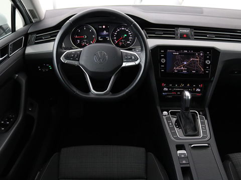 Volkswagen Passat 2.0 TDI Comfort Business | Stoelverwarming | Camera | Adaptive cruise | Carplay | Massage | Navigatie | Full LED | Parkeerhulp