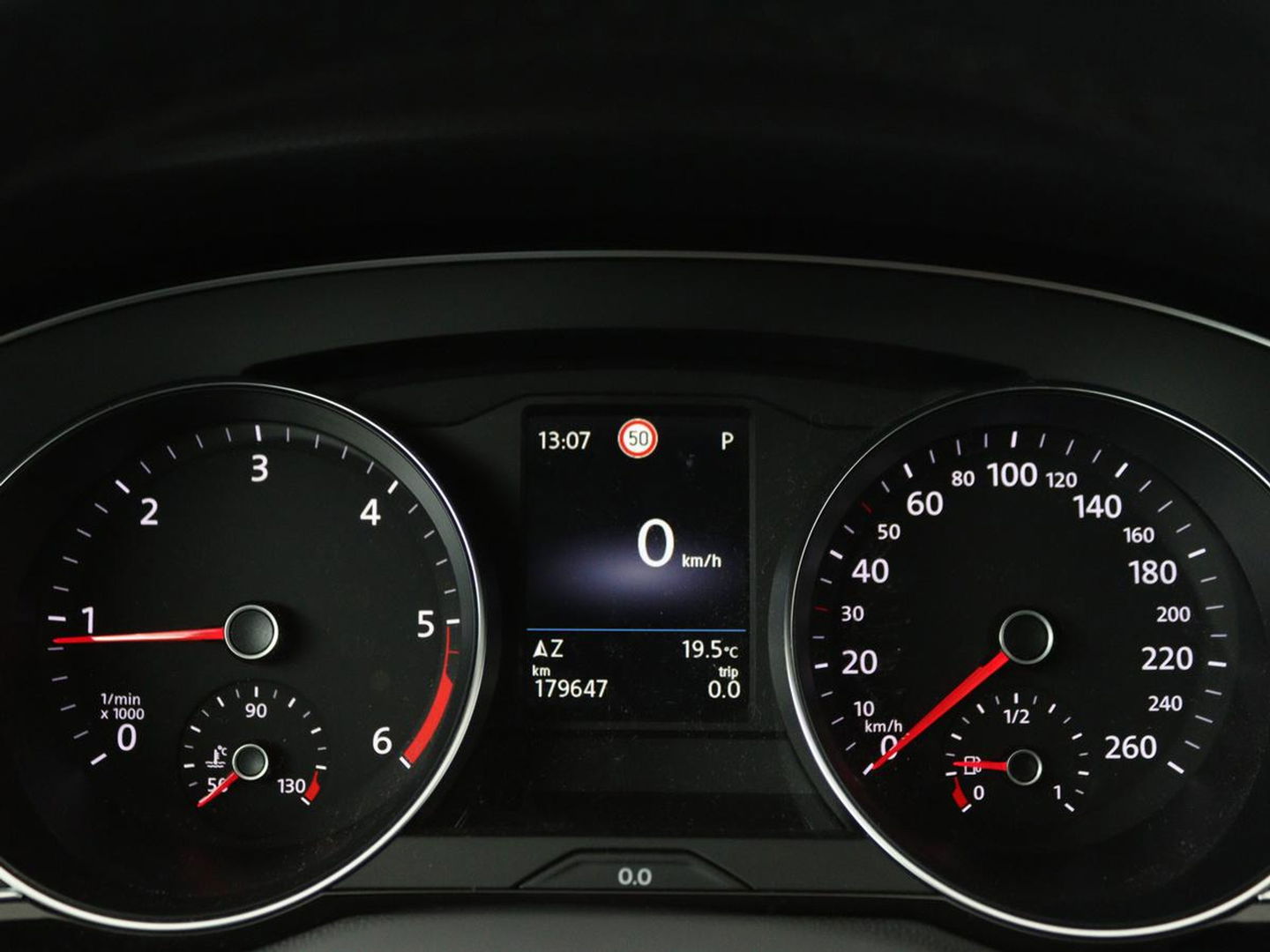 Volkswagen Passat 2.0 TDI Comfort Business | Stoelverwarming | Camera | Adaptive cruise | Carplay | Massage | Navigatie | Full LED | Parkeerhulp