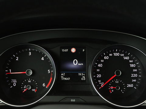 Volkswagen Passat 2.0 TDI Comfort Business | Stoelverwarming | Camera | Adaptive cruise | Carplay | Massage | Navigatie | Full LED | Parkeerhulp