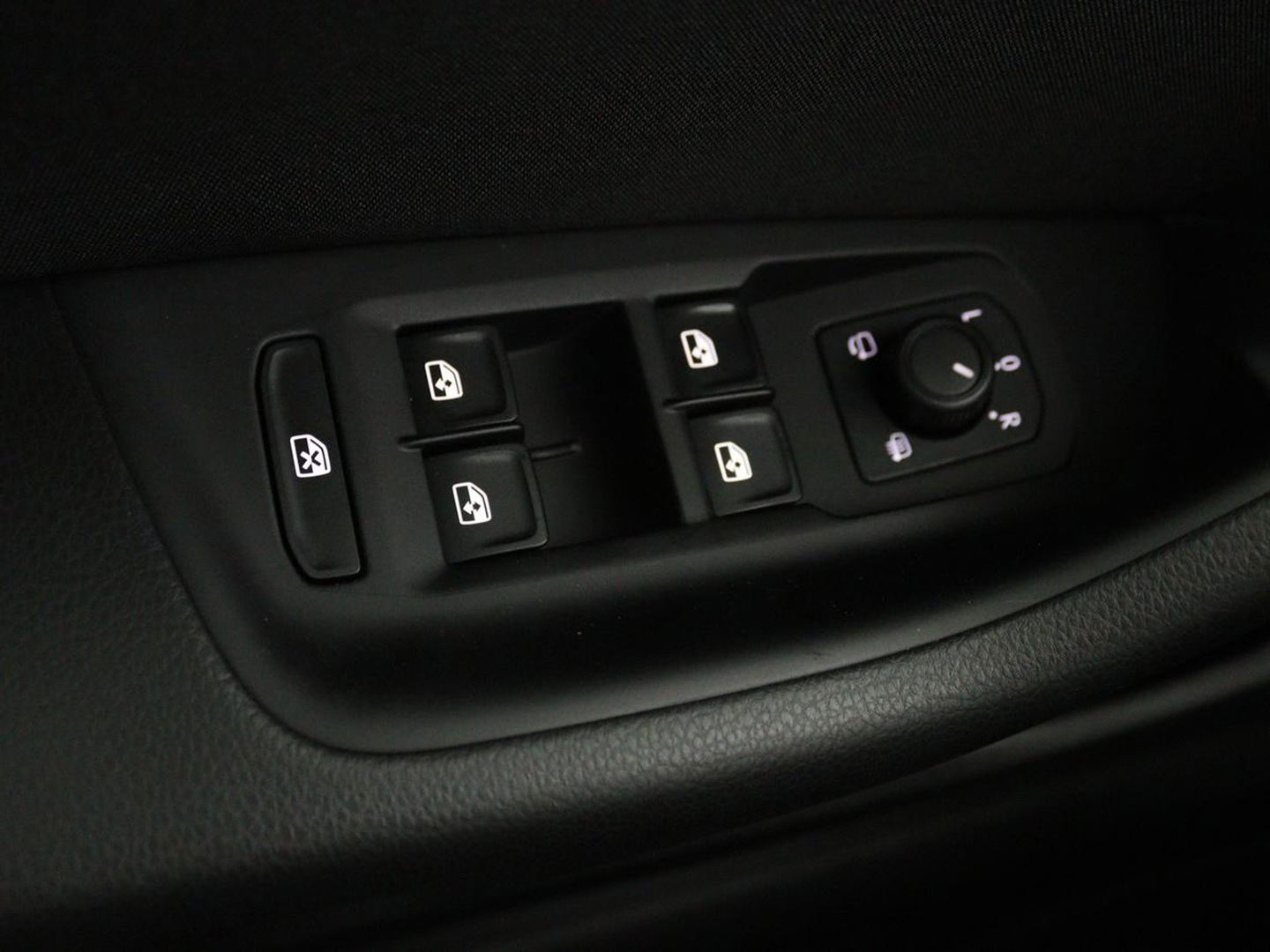 Volkswagen Passat 2.0 TDI Comfort Business | Stoelverwarming | Camera | Adaptive cruise | Carplay | Massage | Navigatie | Full LED | Parkeerhulp