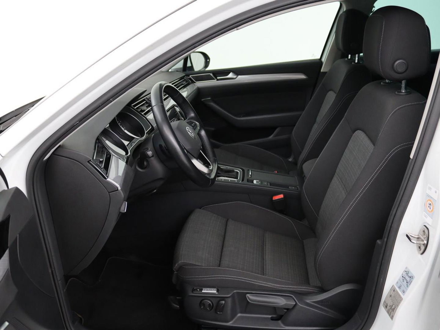 Volkswagen Passat 2.0 TDI Comfort Business | Stoelverwarming | Camera | Adaptive cruise | Carplay | Massage | Navigatie | Full LED | Parkeerhulp