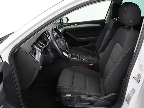 Volkswagen Passat 2.0 TDI Comfort Business | Stoelverwarming | Camera | Adaptive cruise | Carplay | Massage | Navigatie | Full LED | Parkeerhulp