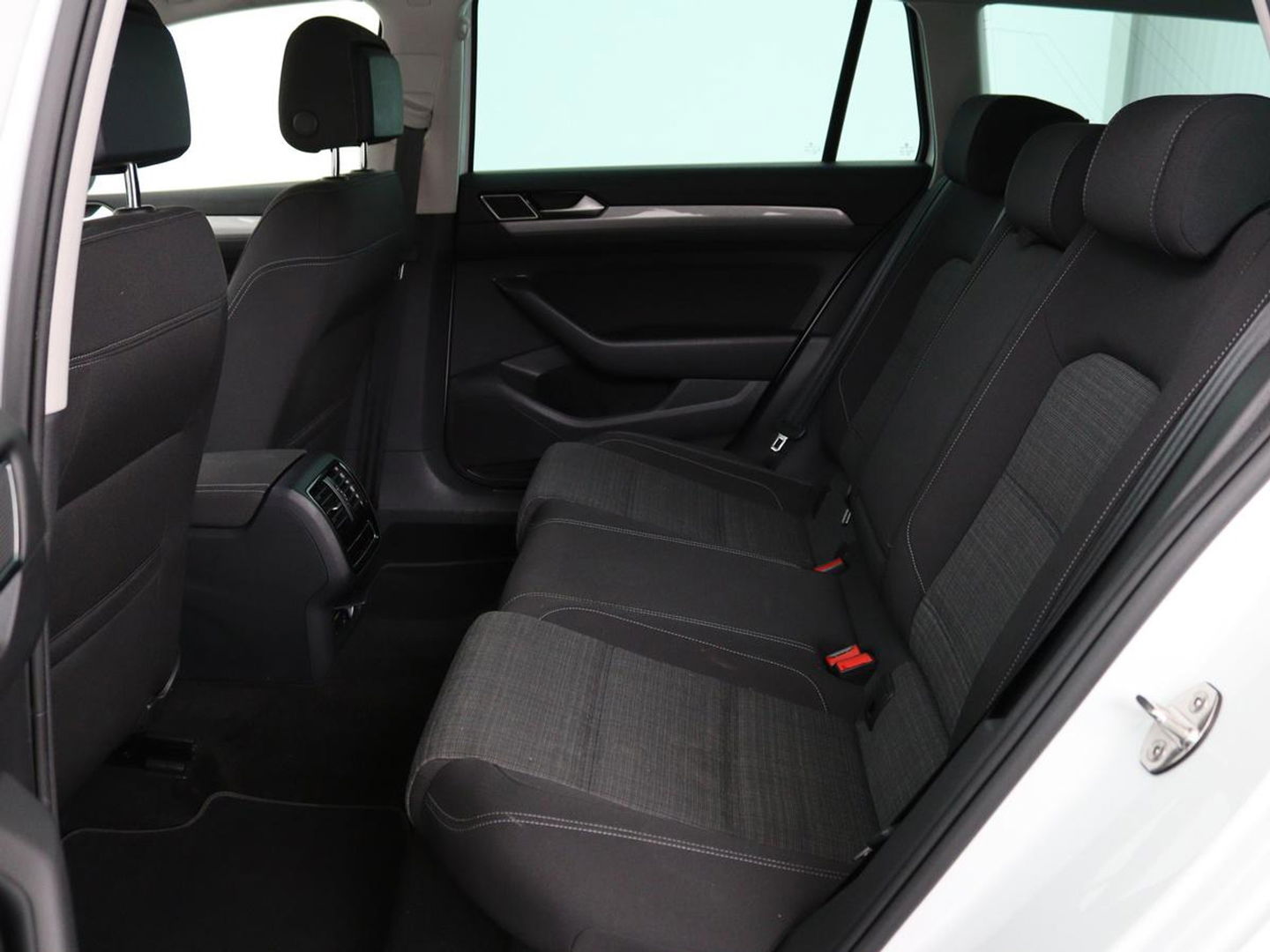 Volkswagen Passat 2.0 TDI Comfort Business | Stoelverwarming | Camera | Adaptive cruise | Carplay | Massage | Navigatie | Full LED | Parkeerhulp