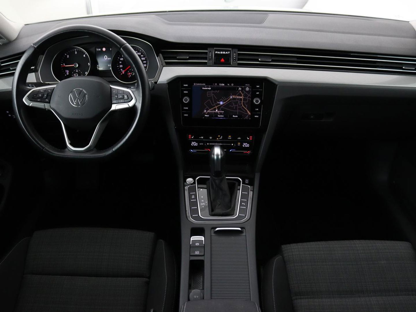 Volkswagen Passat 2.0 TDI Comfort Business | Stoelverwarming | Camera | Adaptive cruise | Carplay | Massage | Navigatie | Full LED | Parkeerhulp
