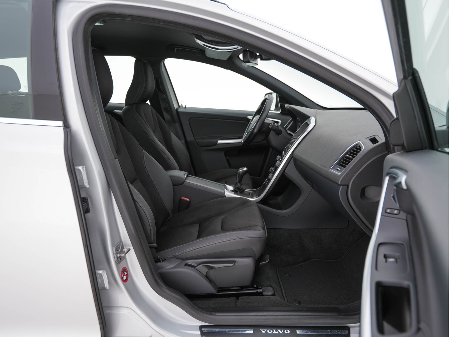 Volvo XC60 2.0 D4 FWD Momentum Business-Pack-Connect *LEATHER-MICROFIBRE | NAVI-FULLMAP |  ECC | HEATED-SEATS | PDC | CRUISE | COMFORT-SEATS | 18''ALU*