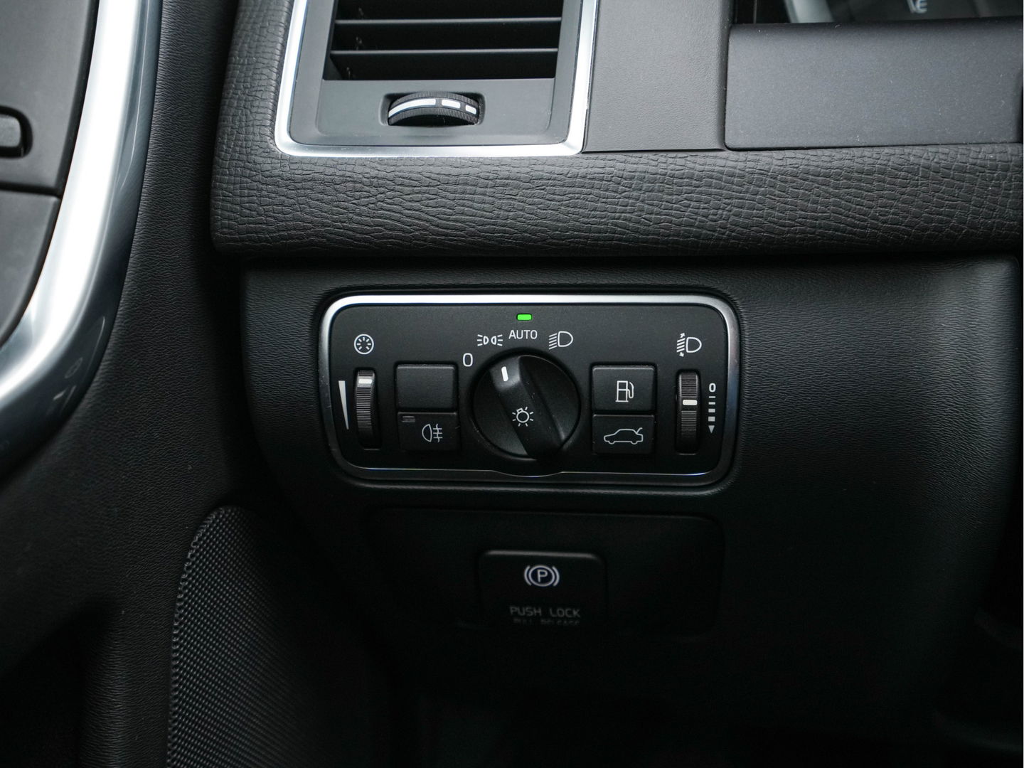 Volvo XC60 2.0 D4 FWD Momentum Business-Pack-Connect *LEATHER-MICROFIBRE | NAVI-FULLMAP |  ECC | HEATED-SEATS | PDC | CRUISE | COMFORT-SEATS | 18''ALU*