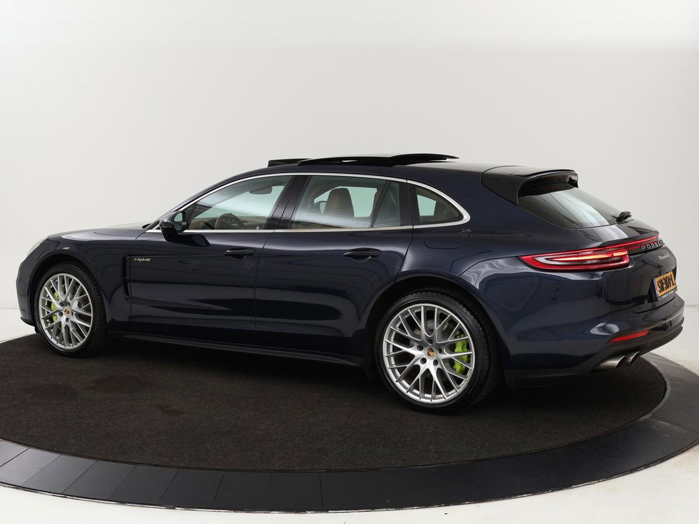Porsche Panamera Sport Turismo 2.9 4 E-Hybrid | Panoramadak | Burmester 3D | Stoelventilatie | LED Adaptief | 360 camera | Luchtvering | Leder | Stuurverwarming | Soft-close