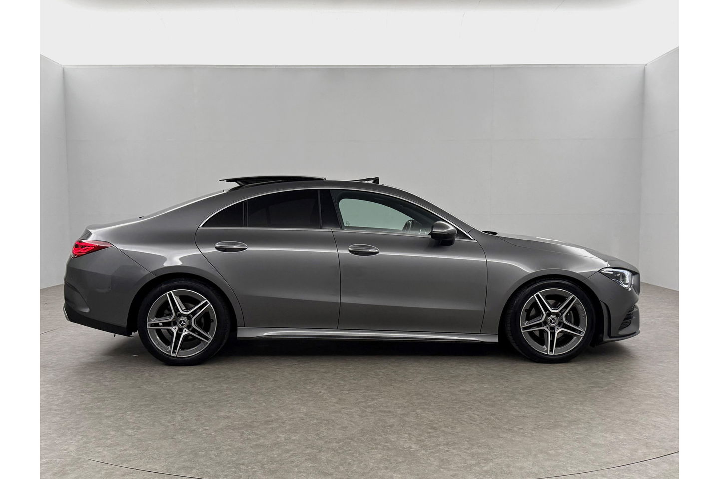 Mercedes-Benz CLA-Klasse 180 AMG Pano Sfeer Camera LED Carplay Virtual Clima Cruise Navi PDC 18''LMV