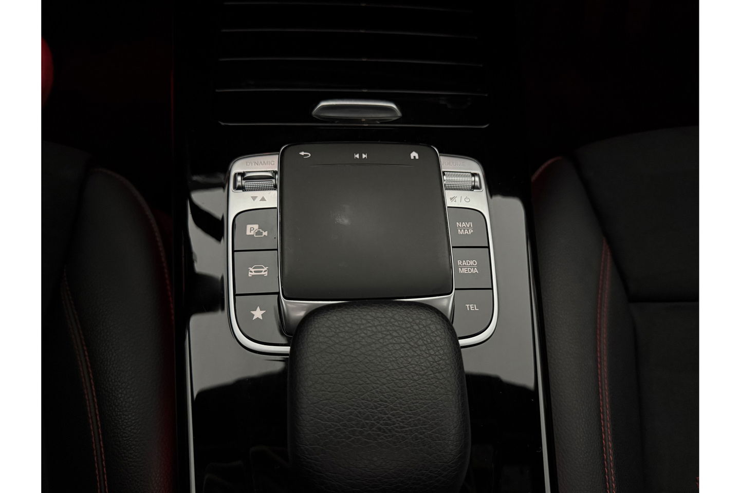 Mercedes-Benz CLA-Klasse 180 AMG Pano Sfeer Camera LED Carplay Virtual Clima Cruise Navi PDC 18''LMV