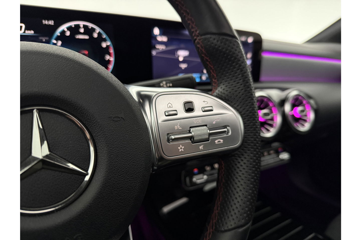 Mercedes-Benz CLA-Klasse 180 AMG Pano Sfeer Camera LED Carplay Virtual Clima Cruise Navi PDC 18''LMV