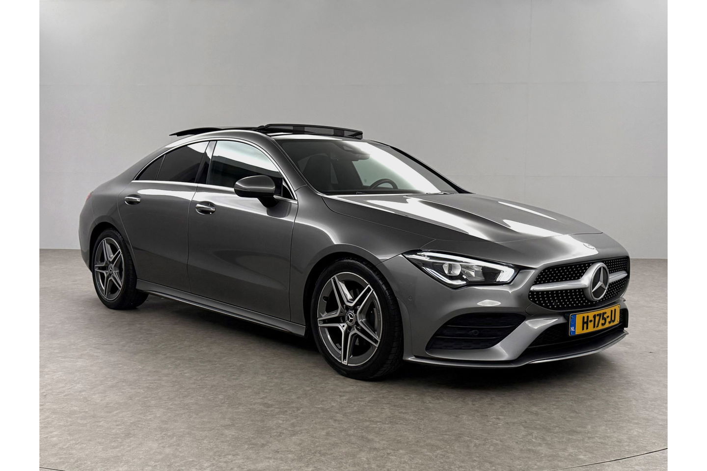 Mercedes-Benz CLA-Klasse 180 AMG Pano Sfeer Camera LED Carplay Virtual Clima Cruise Navi PDC 18''LMV