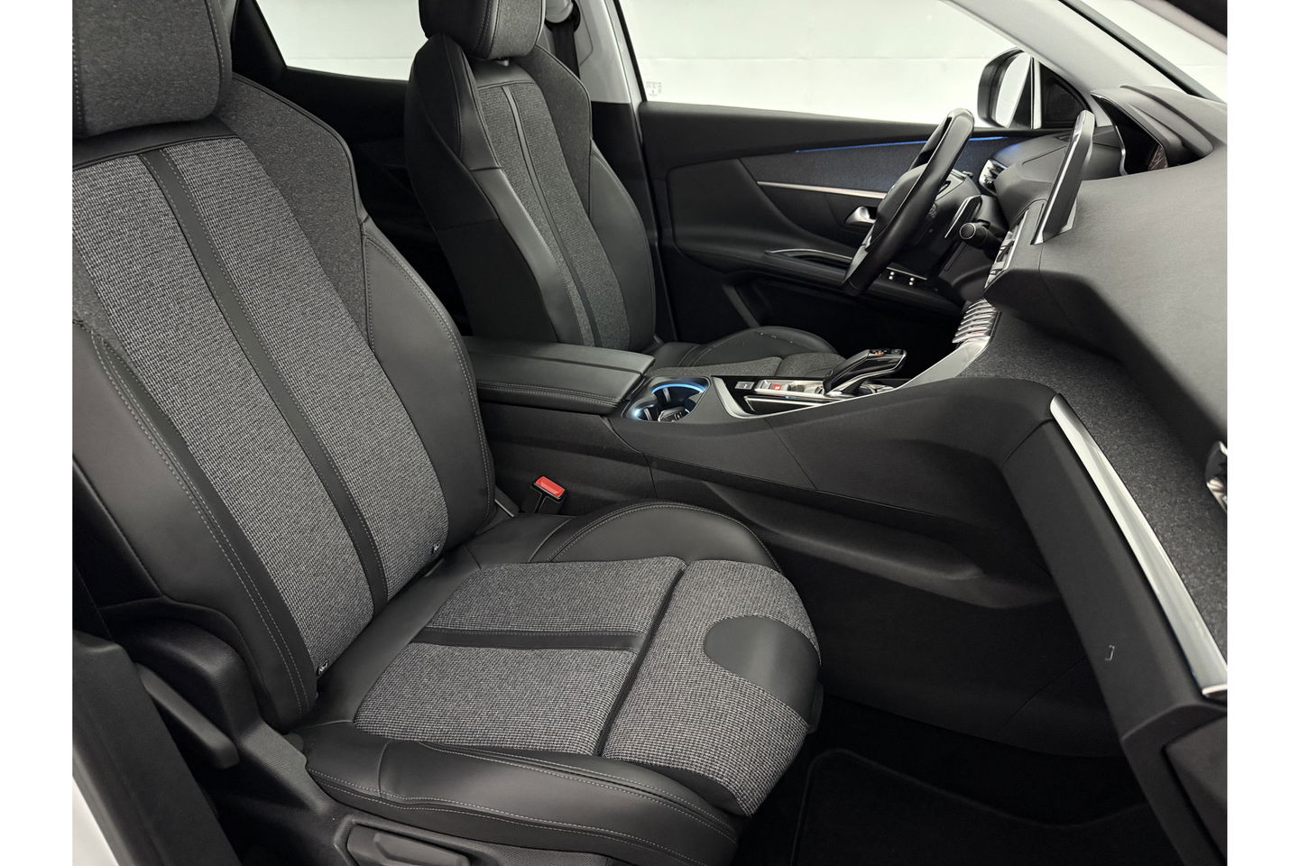 Peugeot 3008 1.2 PureTech Clima Cruise 360Camera Carplay Virtual Trekhaak 19"LMV Memory-Seats Navi LED PDC