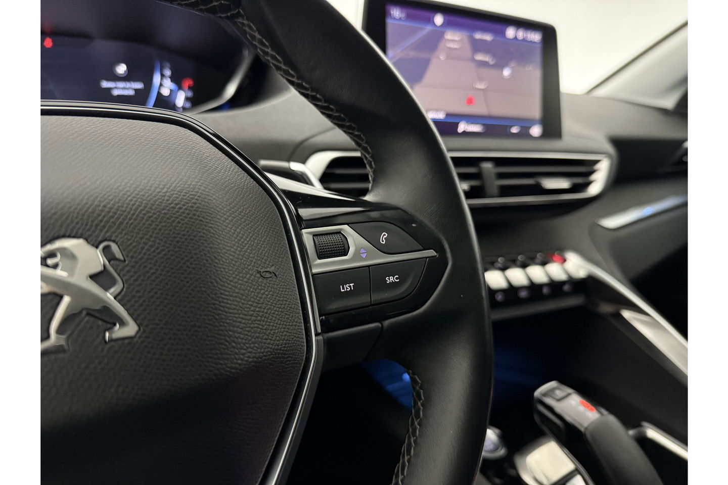 Peugeot 3008 1.2 PureTech Clima Cruise 360Camera Carplay Virtual Trekhaak 19"LMV Memory-Seats Navi LED PDC