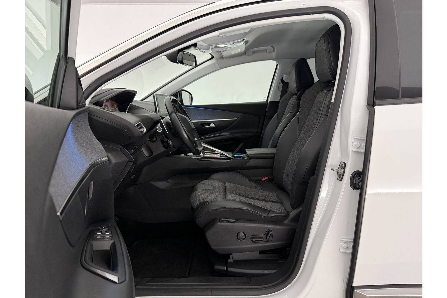 Peugeot 3008 1.2 PureTech Clima Cruise 360Camera Carplay Virtual Trekhaak 19"LMV Memory-Seats Navi LED PDC