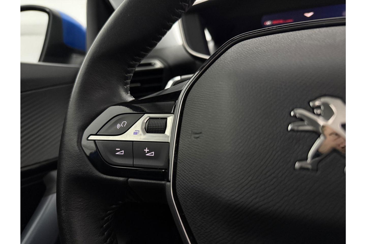 Peugeot 2008 1.2 PureTech Allure Pano 360Camera Carplay LED Virtual Clima Cruise Navi PDC 17''LMV
