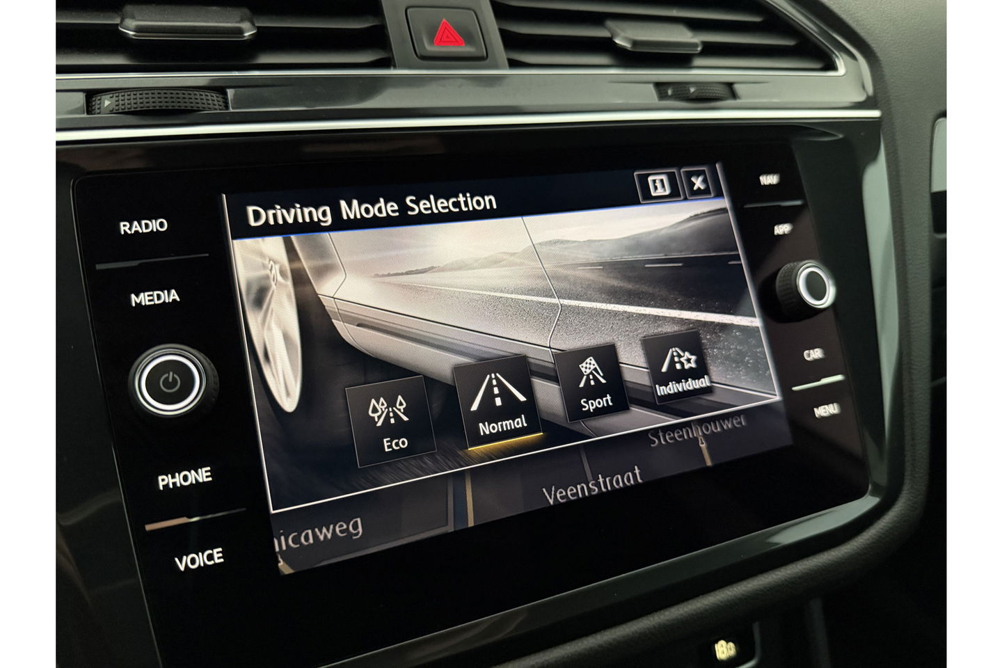 Volkswagen Tiguan 1.5 TSI Highline R-Line 150PK DSG Virtual LED Camera Carplay Clima Cruise Navi PDC 20''LMV