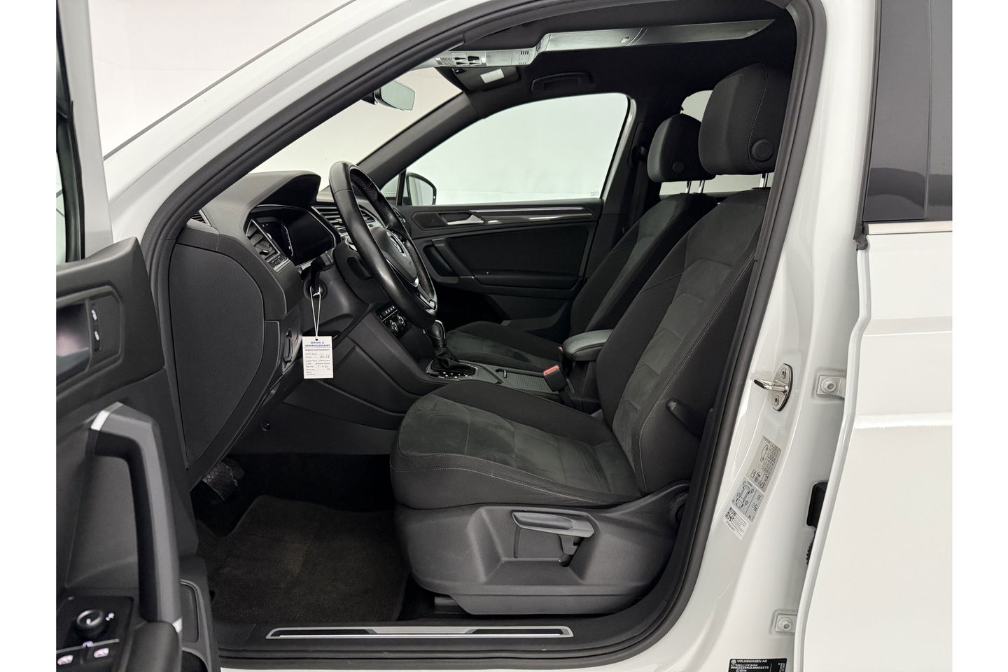 Volkswagen Tiguan 1.5 TSI Highline R-Line 150PK DSG Virtual LED Camera Carplay Clima Cruise Navi PDC 20''LMV