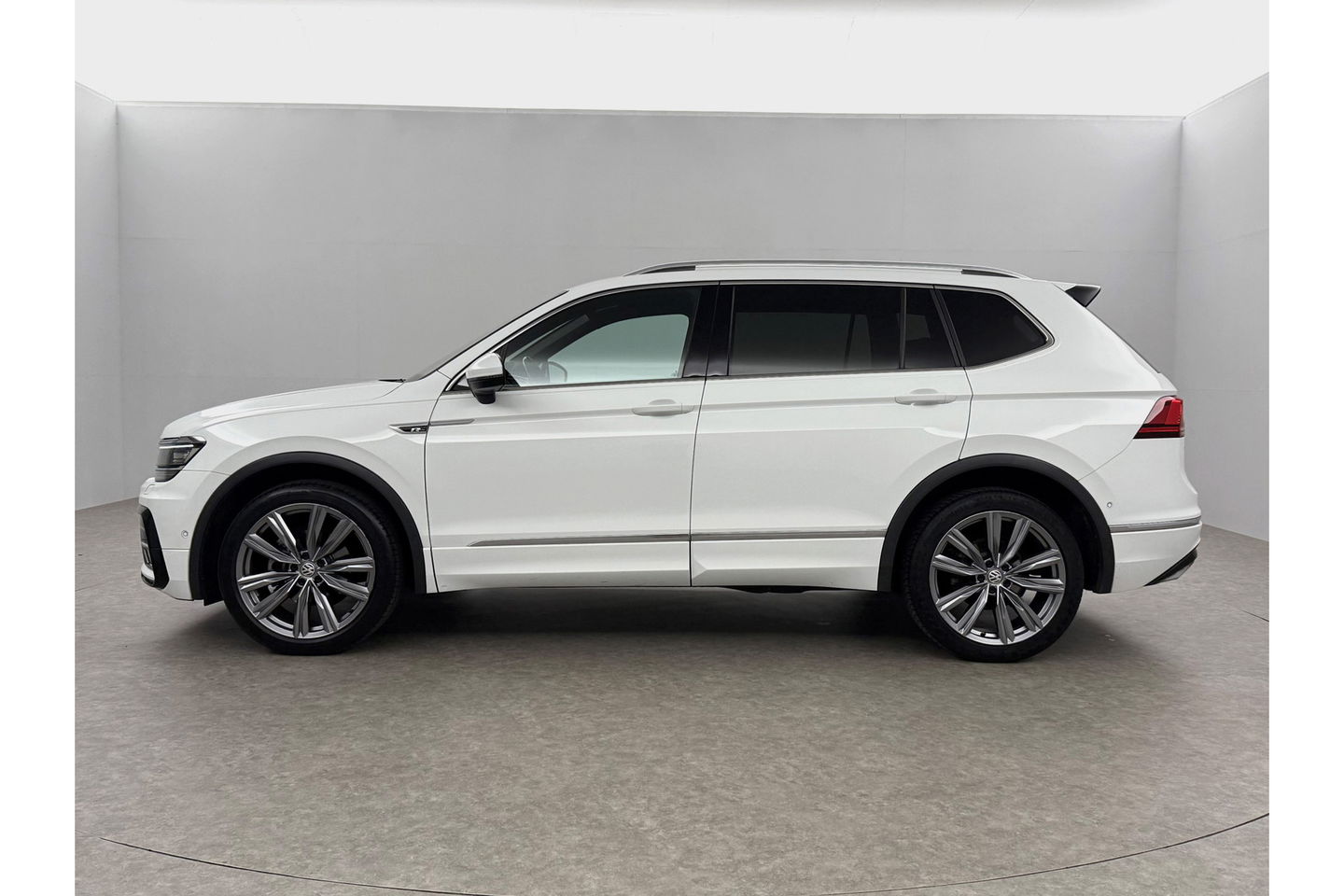 Volkswagen Tiguan 1.5 TSI Highline R-Line 150PK DSG Virtual LED Camera Carplay Clima Cruise Navi PDC 20''LMV