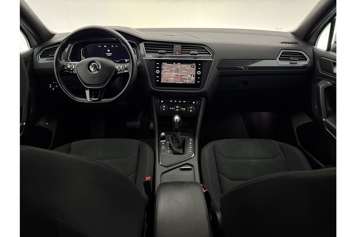 Volkswagen Tiguan 1.5 TSI Highline R-Line 150PK DSG Virtual LED Camera Carplay Clima Cruise Navi PDC 20''LMV