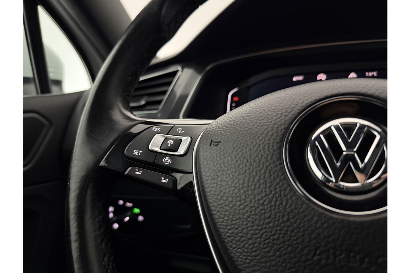 Volkswagen Tiguan 1.5 TSI Highline R-Line 150PK DSG Virtual LED Camera Carplay Clima Cruise Navi PDC 20''LMV