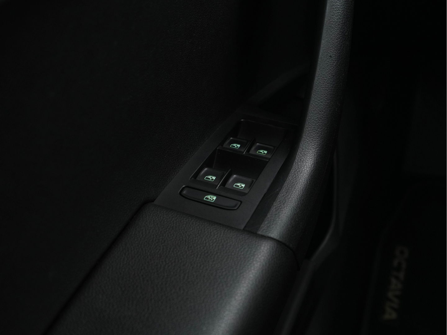 Škoda Octavia Combi 1.6 TDI Greentech Clever Edition *NAVI-FULLMAP | AMUNDSEN-AUDIO | ECC | CRUISE | DAB | APP-CONNECT | PDC | 1/2-LEATHER | COMFORT-SEATS | 16'' ALU*