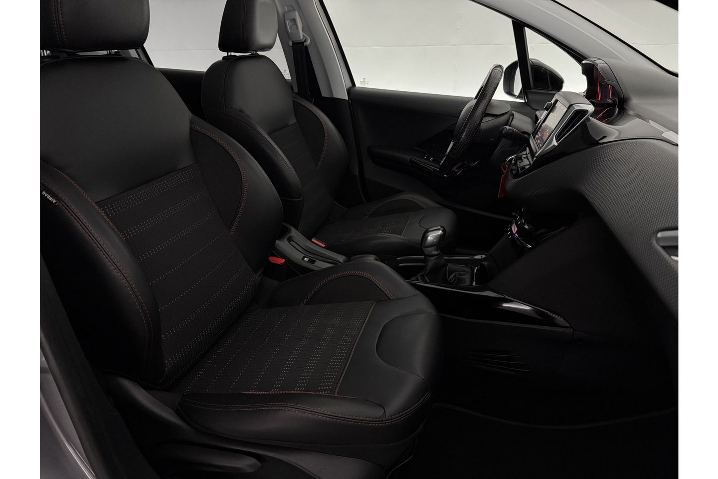 Peugeot 2008 1.2 110PK PureTech GT-Line Sfeerverl. Camera Carplay LED Pano Trekhaak Clima Cruise Navi PDC 17''LMV